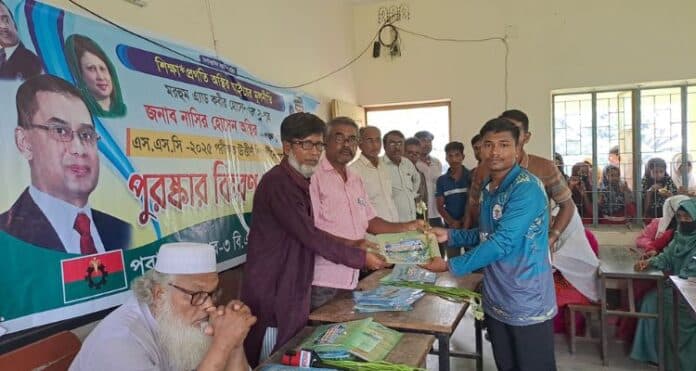 এসএসসিতে উত্তীর্ণ শিক্ষার্থীদের মাঝে নাসির হোসেন অস্থিরেরর পুরস্কার বিতরণ