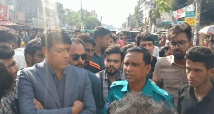 রাজশাহী বিশ্ববিদ্যালয়ের শিক্ষার্থীদের আন্দোলনের মাঝে পুলিশ ও প্রশাসনের কর্মকর্তাদের অবস্থান