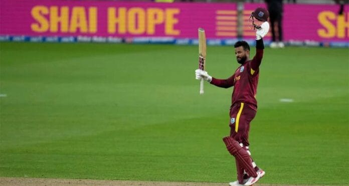 নিউজিল্যান্ডের বিপক্ষে সেঞ্চুরি করে বিশ্বরেকর্ড গড়ার পর শাই হোপের উদযাপন