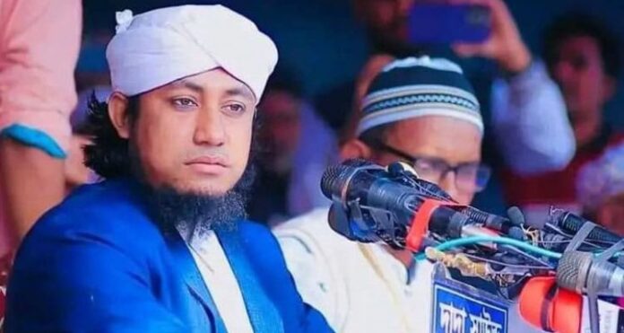 বৃহত্তর সুন্নি জোট থেকে ৩০০ আসনে প্রার্থী দেওয়ার ঘোষণা দিচ্ছেন ইসলামী বক্তা গিয়াস উদ্দিন তাহেরী।