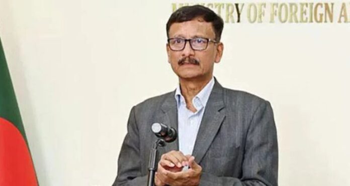 বাংলাদেশের পররাষ্ট্র উপদেষ্টা তৌহিদ হোসেনের ছবি, একটি ব্রিফিংয়ে বক্তব্য রাখার সময়।