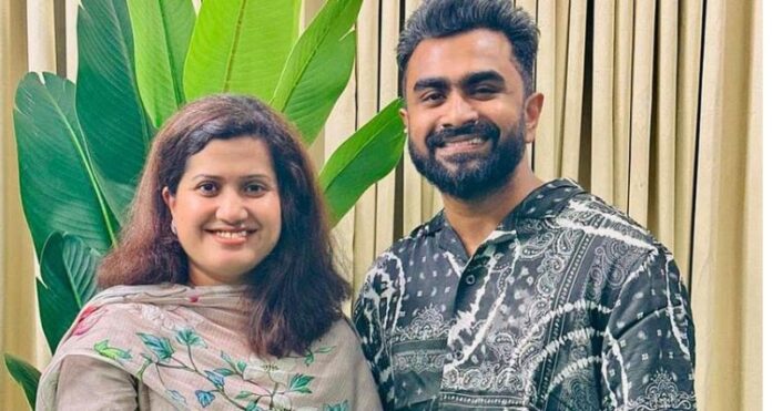 জনপ্রিয় সংগীতশিল্পী নাজমুন মুনিরা ন্যান্সি ও ইমরান মাহমুদুল হাসিমুখে ক্যামেরার দিকে তাকিয়ে আছেন।