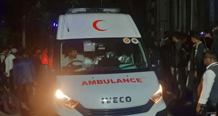 আইসিইউ অ্যাম্বুলেন্সে এভারকেয়ার হাসপাতালে নেওয়া হচ্ছে গুলিবিদ্ধ শরিফ ওসমান বিন হাদিকে