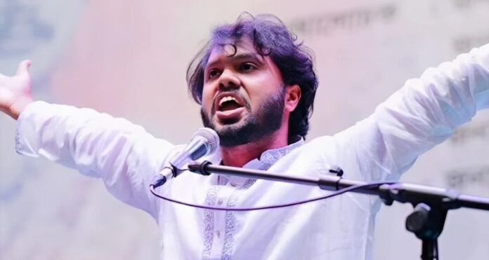 ইনকিলাব মঞ্চের মুখপাত্র শরিফ ওসমান হাদি মঞ্চে বক্তব্য দিচ্ছেন