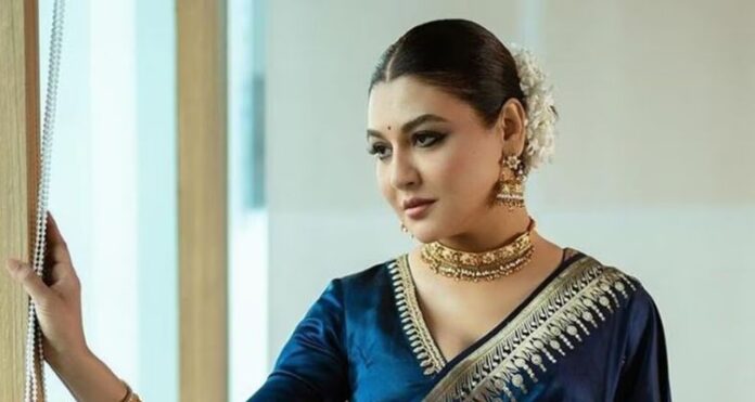 ঈশ্বরদীতে কুকুরছানা হত্যার ঘটনায় প্রতিবাদী অভিনেত্রী জয়া আহসান।