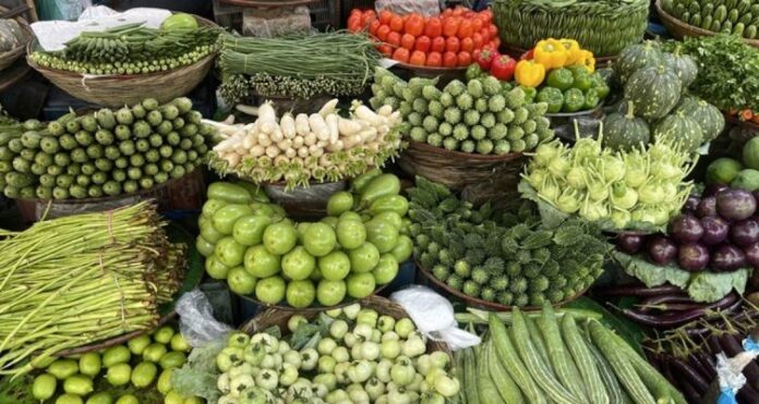 শীতের বাজারেও চড়া দামে সবজি বিক্রি হচ্ছে।