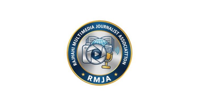 রাজশাহী মাল্টিমিডিয়া জার্নালিস্ট অ্যাসোসিয়েশন (আরএমজেএ)-এর লোগো, যার মধ্যে ক্যামেরা, মাইক্রোফোন এবং বিশ্ব মানচিত্র রয়েছে।