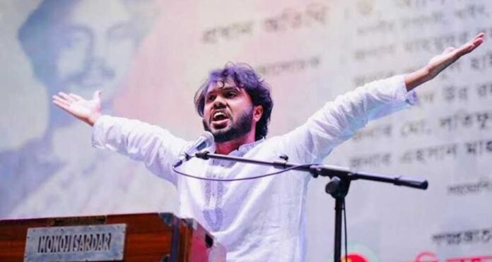 ইনকিলাব মঞ্চের প্রয়াত আহ্বায়ক শরিফ ওসমান হাদি বক্তব্য দিচ্ছেন।