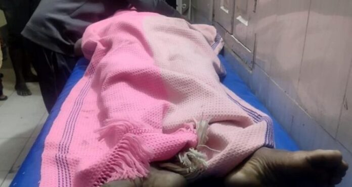 মোহনপুরে ভেকুর নিচে পিষ্ট হয়ে নিহত জুবায়েরের মরদেহ হাসপাতালে রাখা হয়েছে।