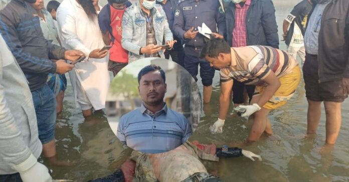 রাজশাহীর গোদাগাড়ীতে পদ্মা নদী থেকে ব্যবসায়ী আহাদ আলী কাজলের মরদেহ উদ্ধারের দৃশ্য।