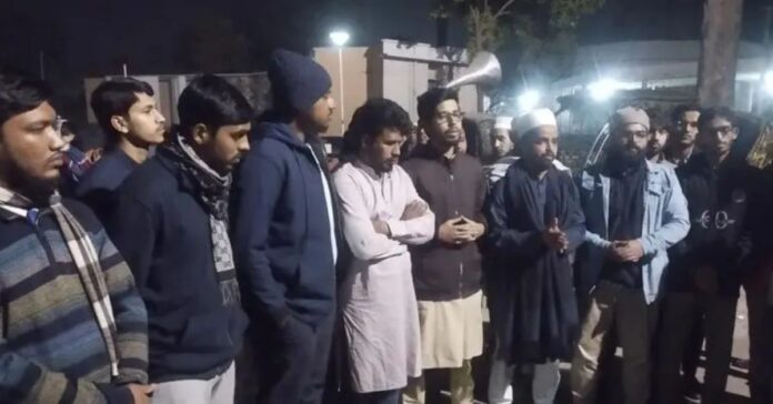 শাকসু নির্বাচন স্থগিতের প্রতিবাদে রাকসু নেতাকর্মীদের বিক্ষোভ মিছিল।