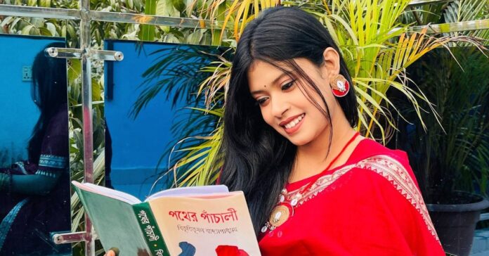 শাহজাদপুর সরকারি কলেজের শিক্ষার্থী তাসরিফা ইসলাম প্রিয়ন্তী বই পড়ছেন।