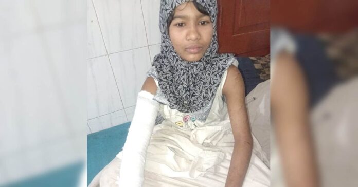 মেহেন্দিগঞ্জে নির্যাতিতা গৃহকর্মী লামিয়া হাসপাতালে চিকিৎসাধীন।